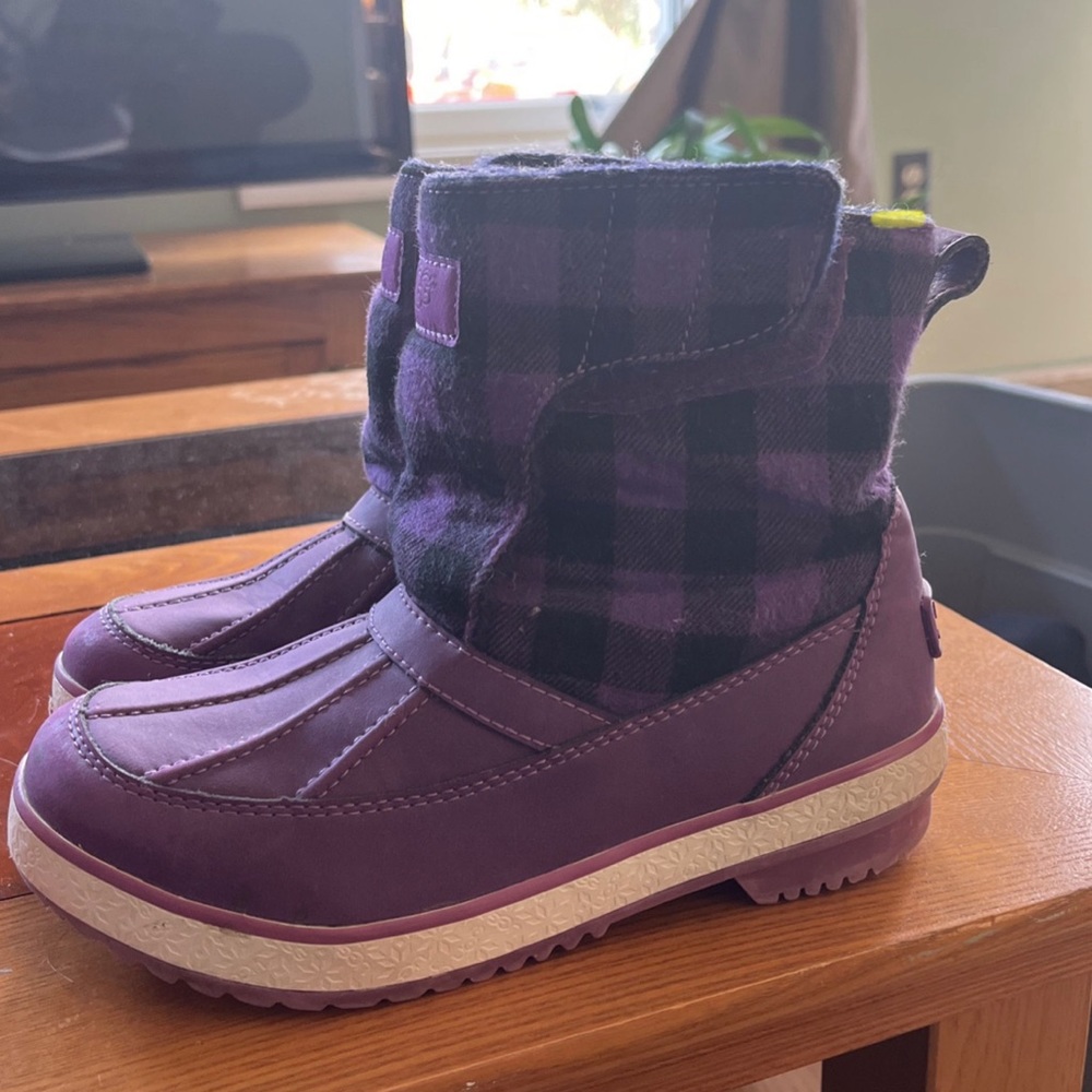 Uggs, Children’s, size 2, Astin Boot